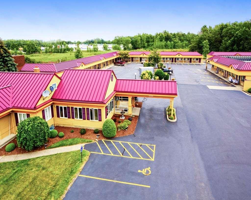 Amherst Inn & Suites Екстериор снимка