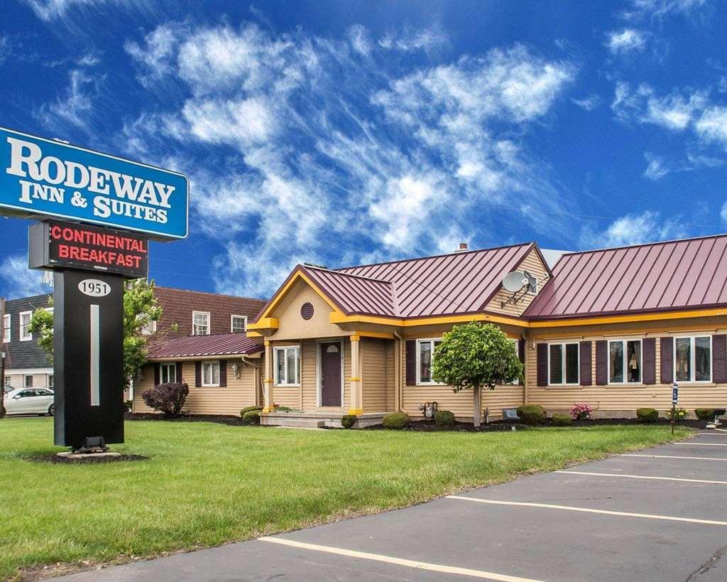 Amherst Inn & Suites Екстериор снимка