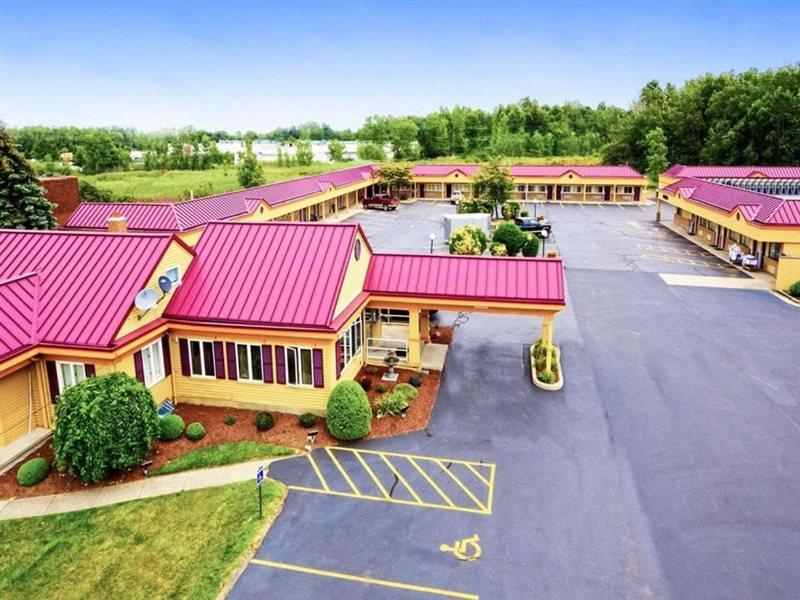 Amherst Inn & Suites Екстериор снимка