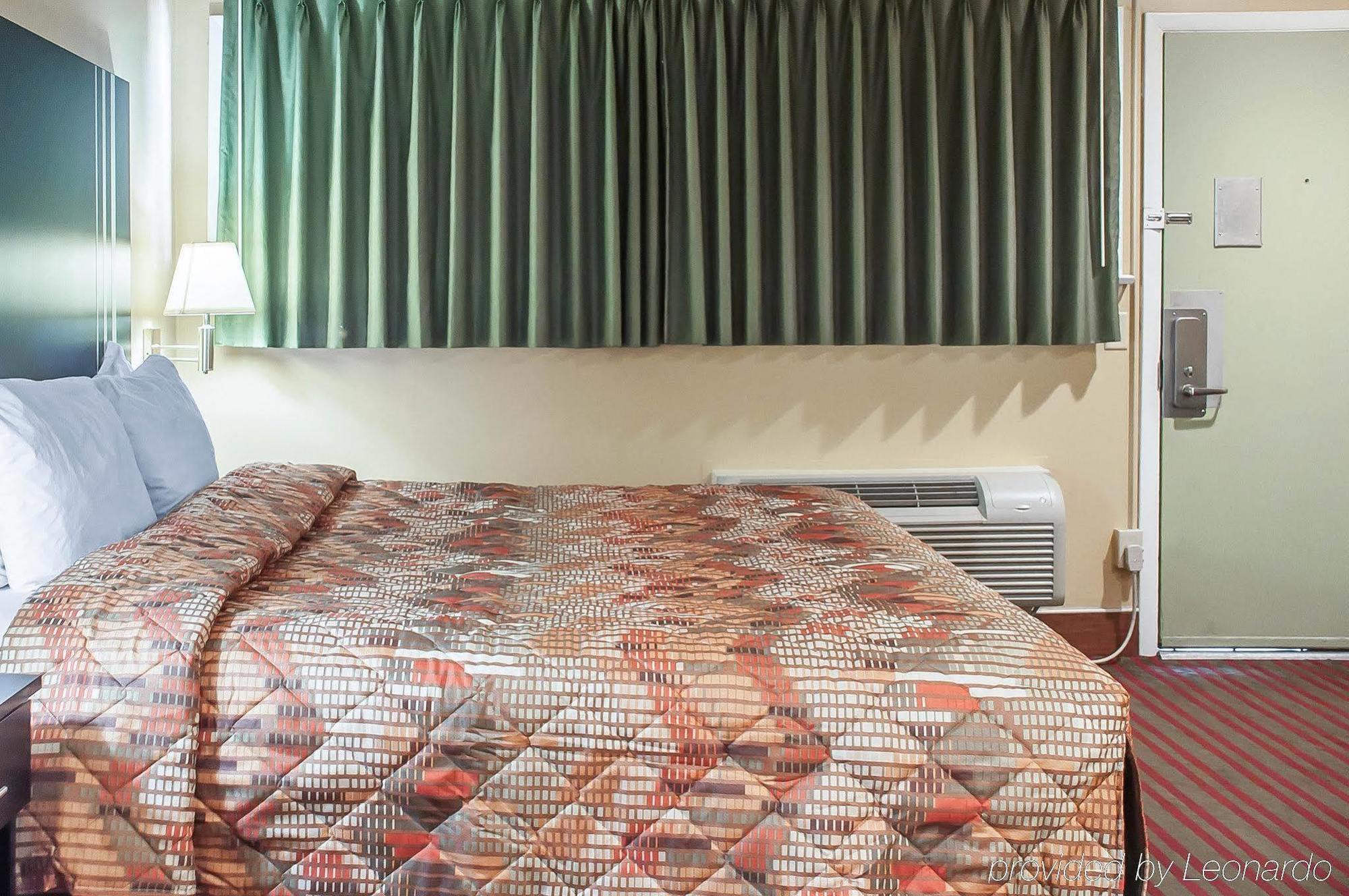 Amherst Inn & Suites Екстериор снимка