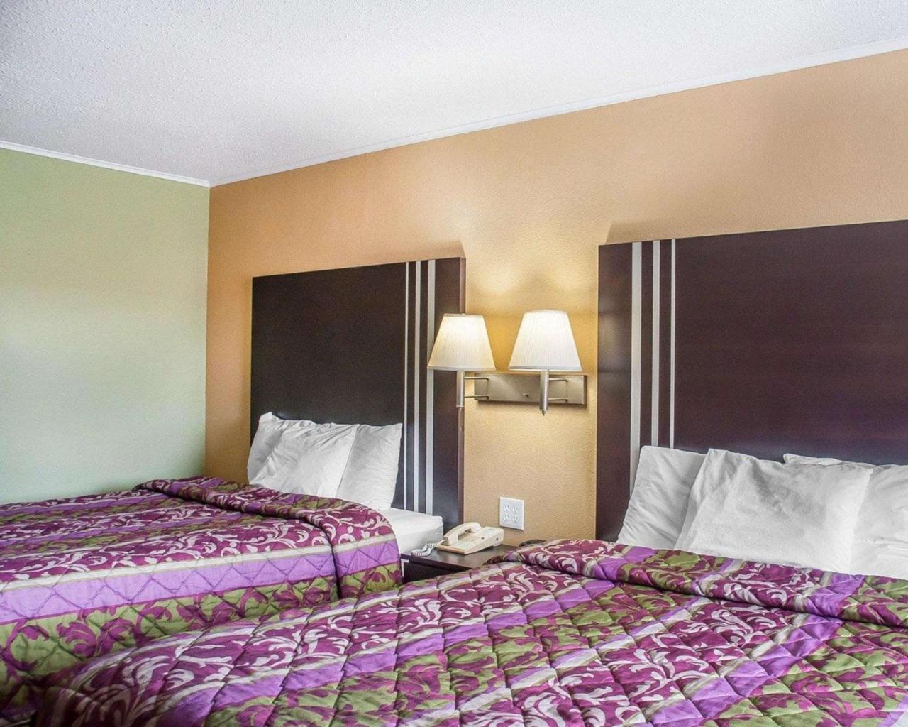 Amherst Inn & Suites Екстериор снимка