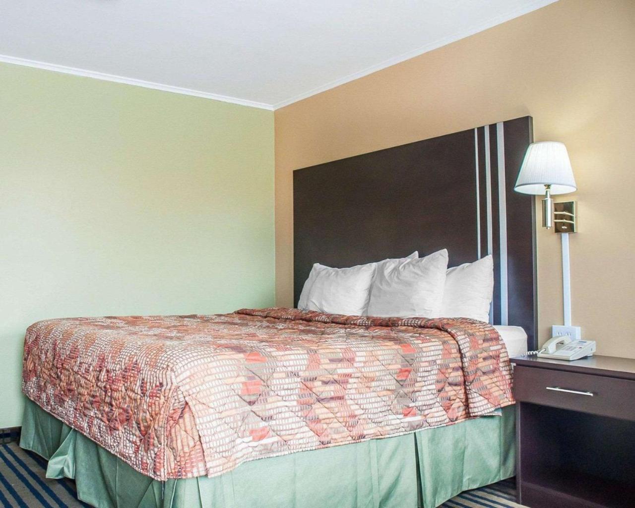 Amherst Inn & Suites Екстериор снимка