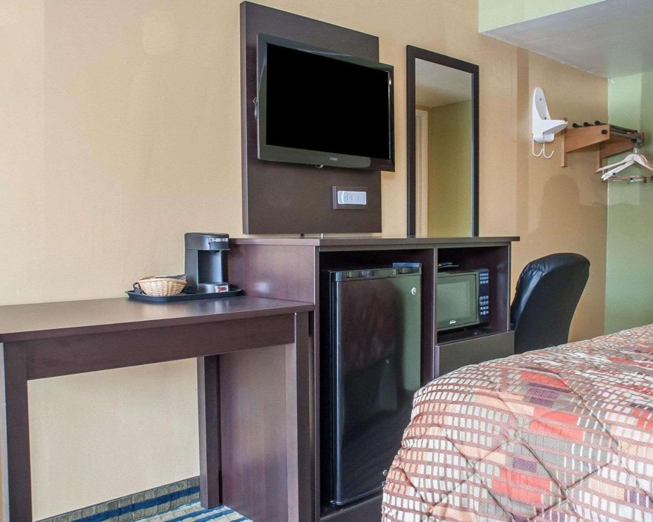 Amherst Inn & Suites Екстериор снимка
