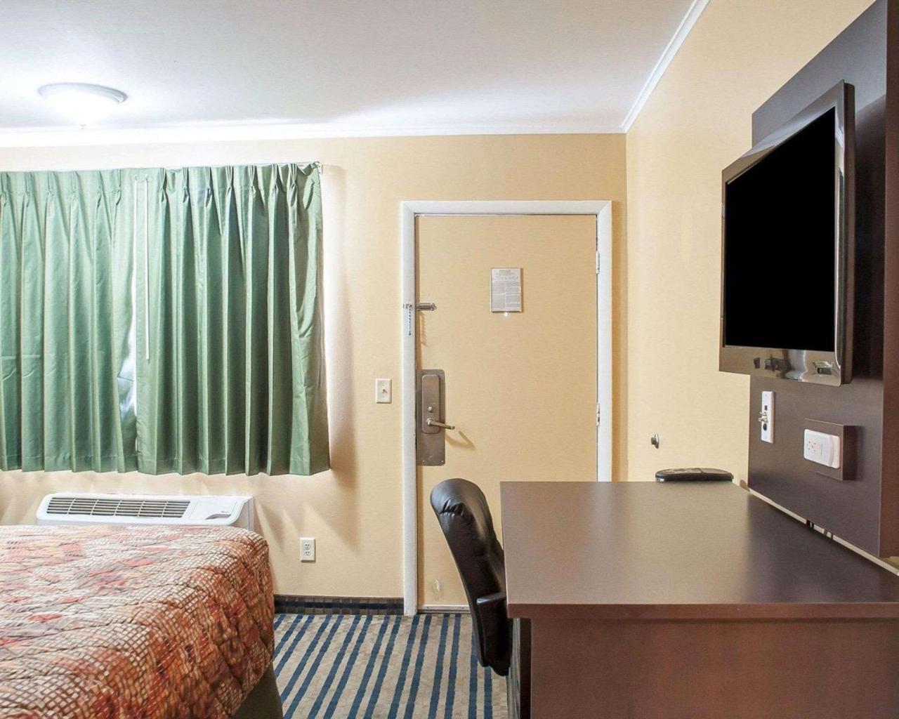 Amherst Inn & Suites Екстериор снимка