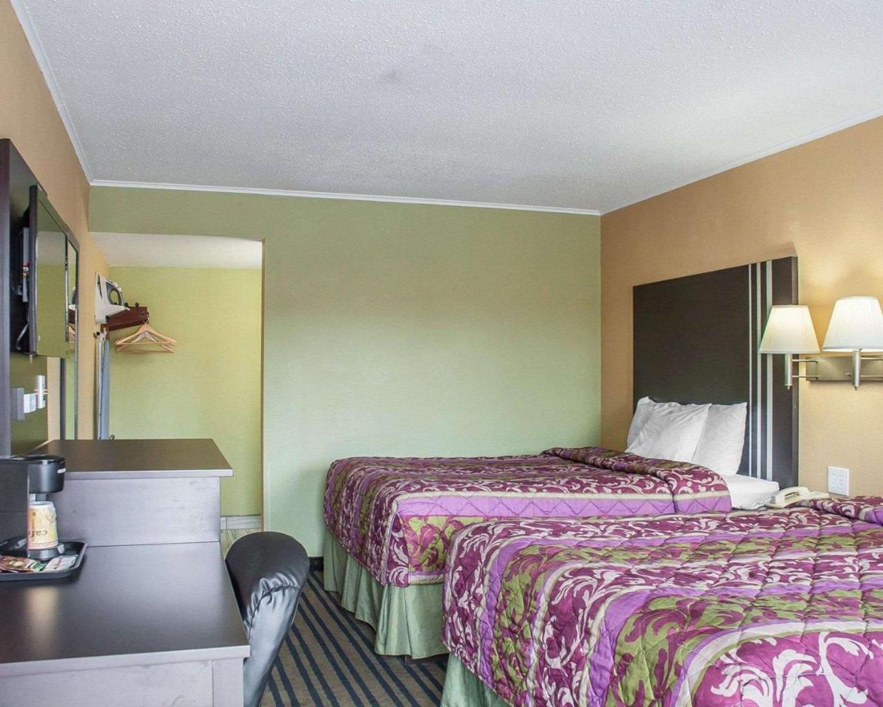 Amherst Inn & Suites Екстериор снимка