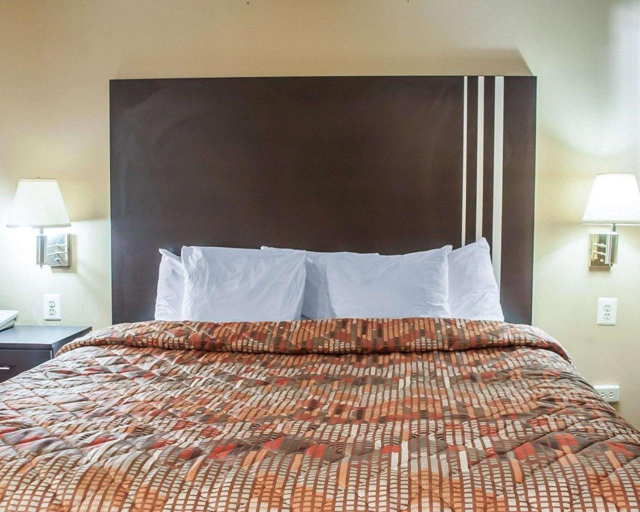 Amherst Inn & Suites Екстериор снимка