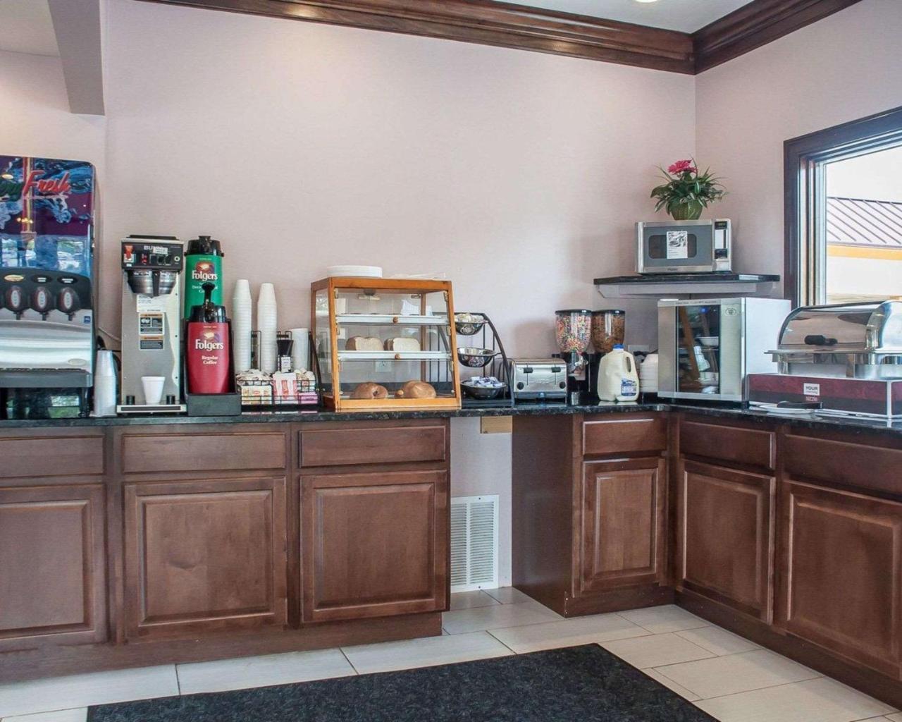 Amherst Inn & Suites Екстериор снимка