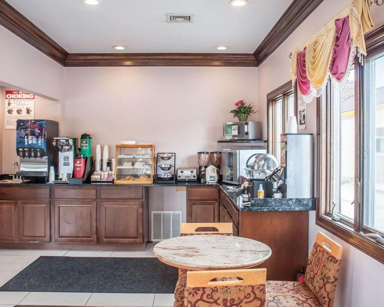 Amherst Inn & Suites Екстериор снимка