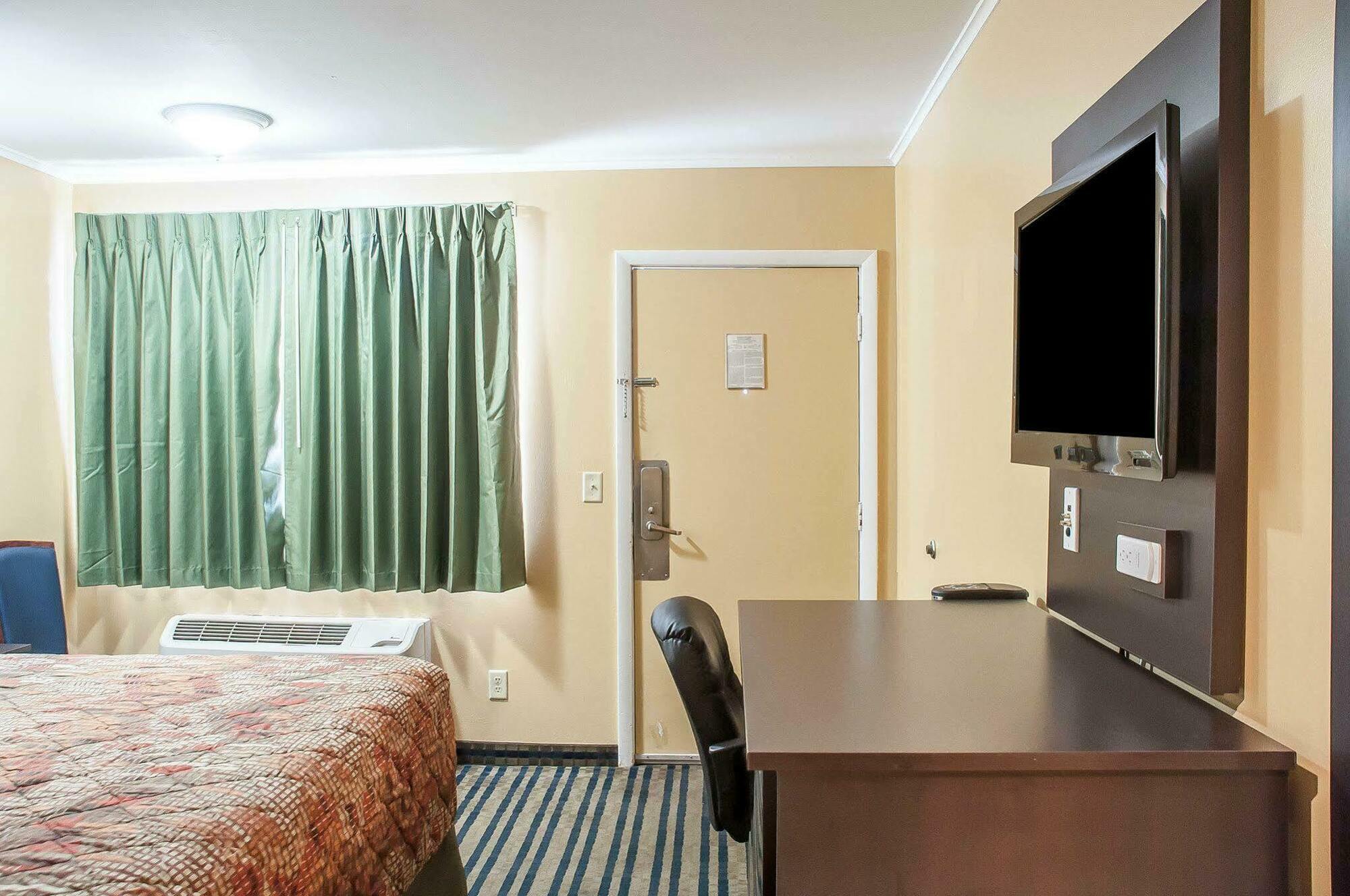 Amherst Inn & Suites Екстериор снимка