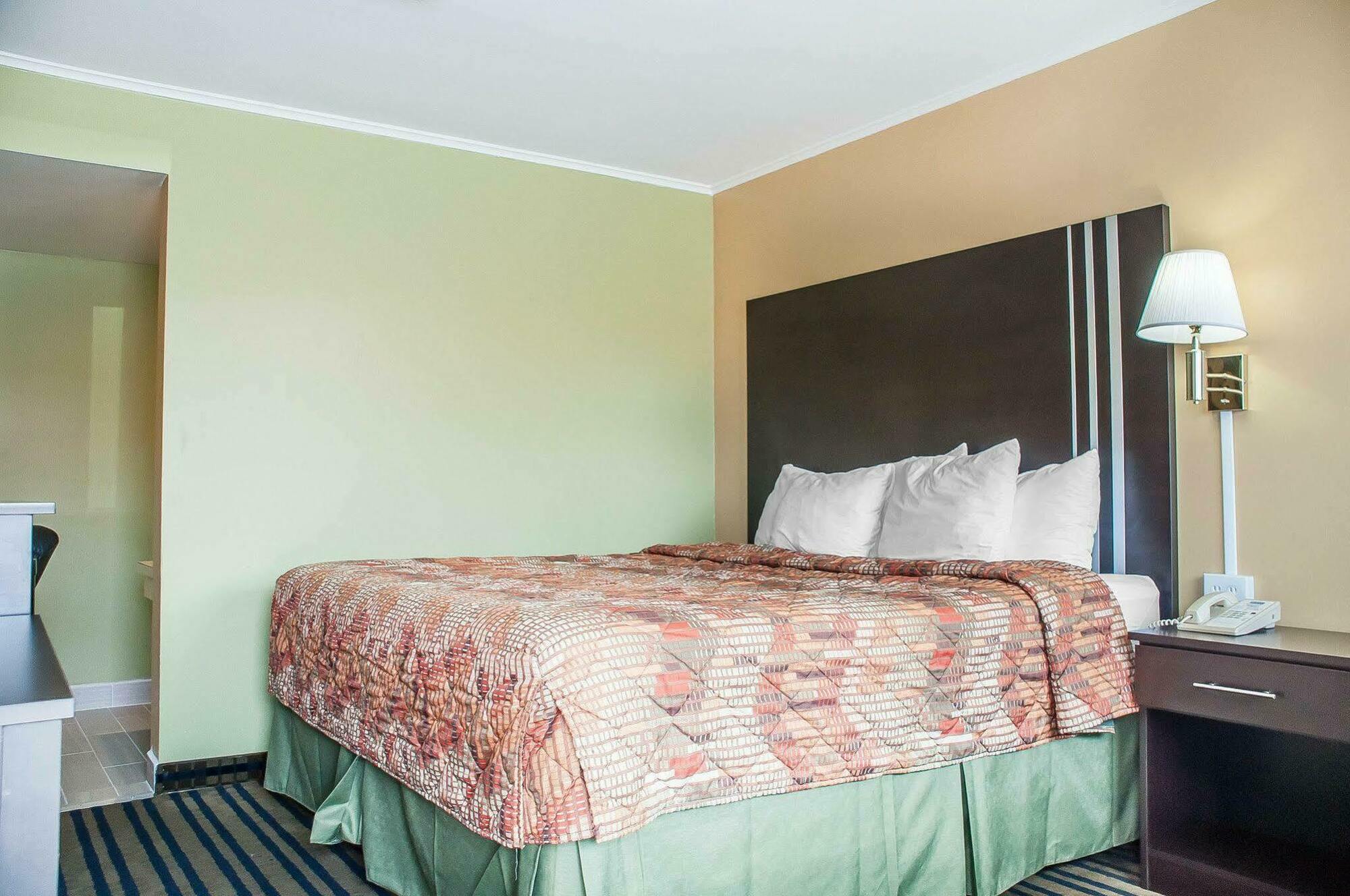 Amherst Inn & Suites Екстериор снимка