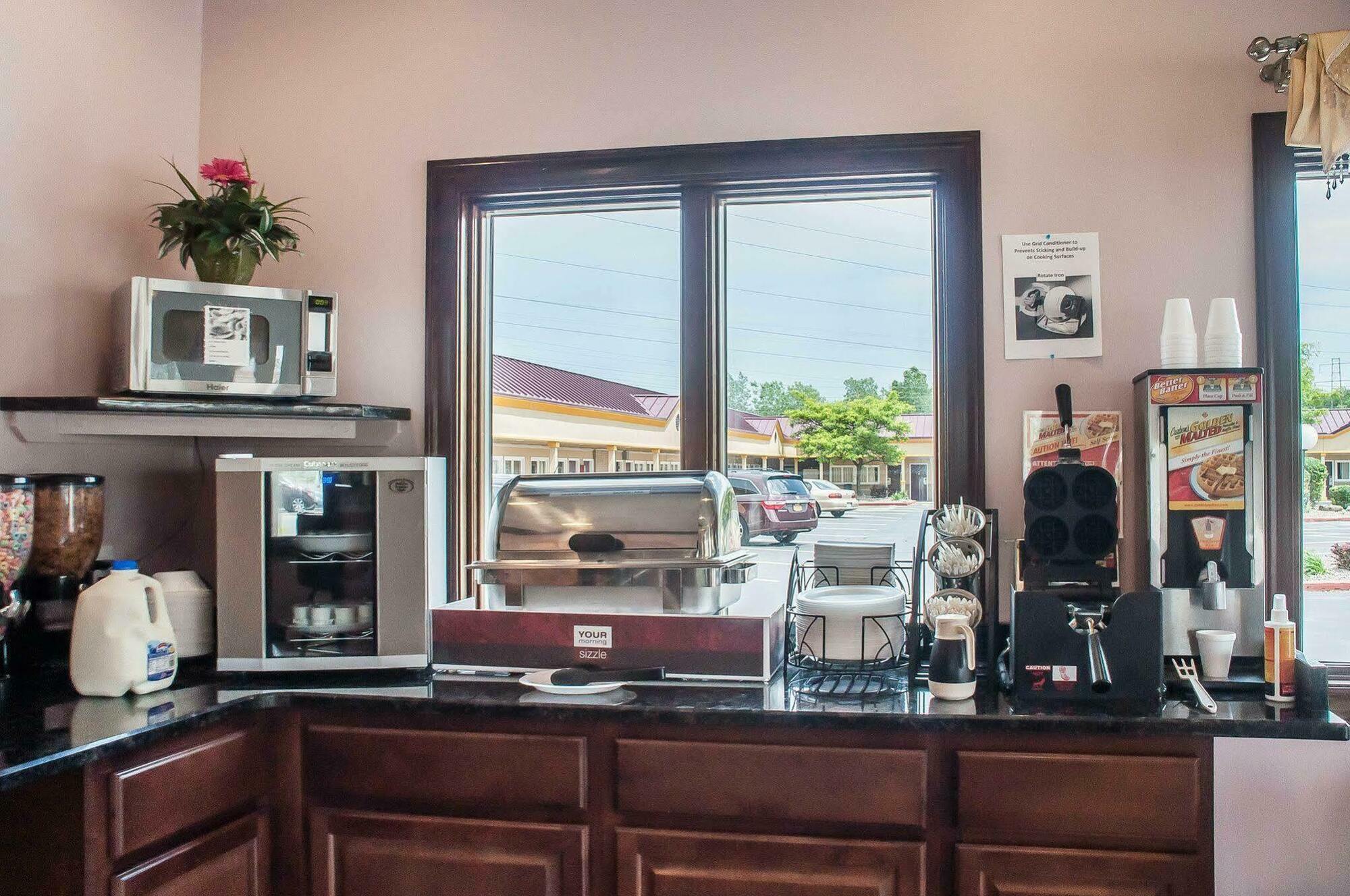 Amherst Inn & Suites Екстериор снимка
