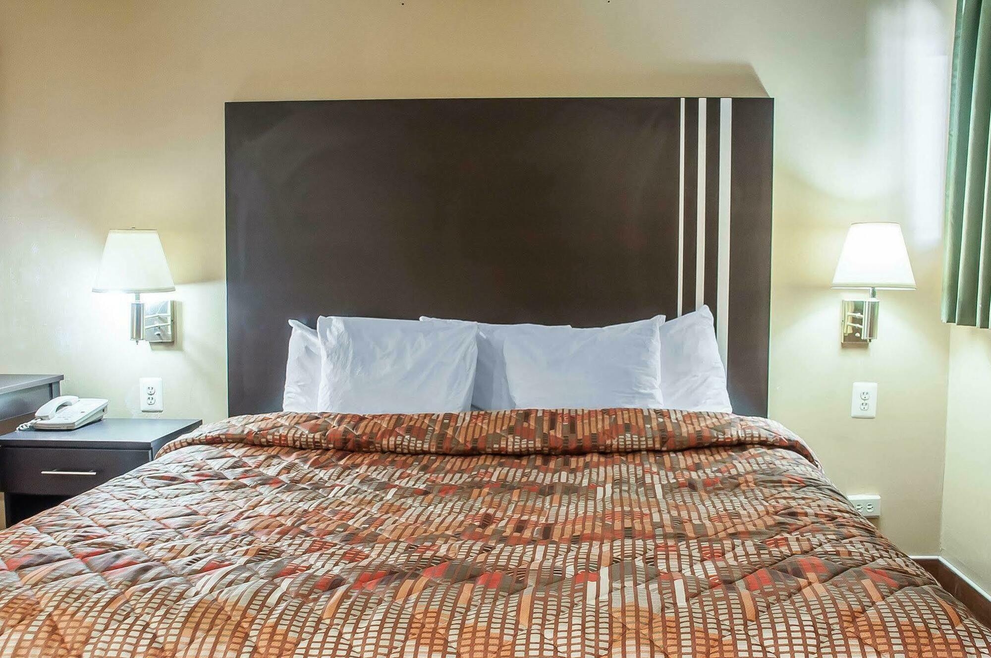 Amherst Inn & Suites Екстериор снимка