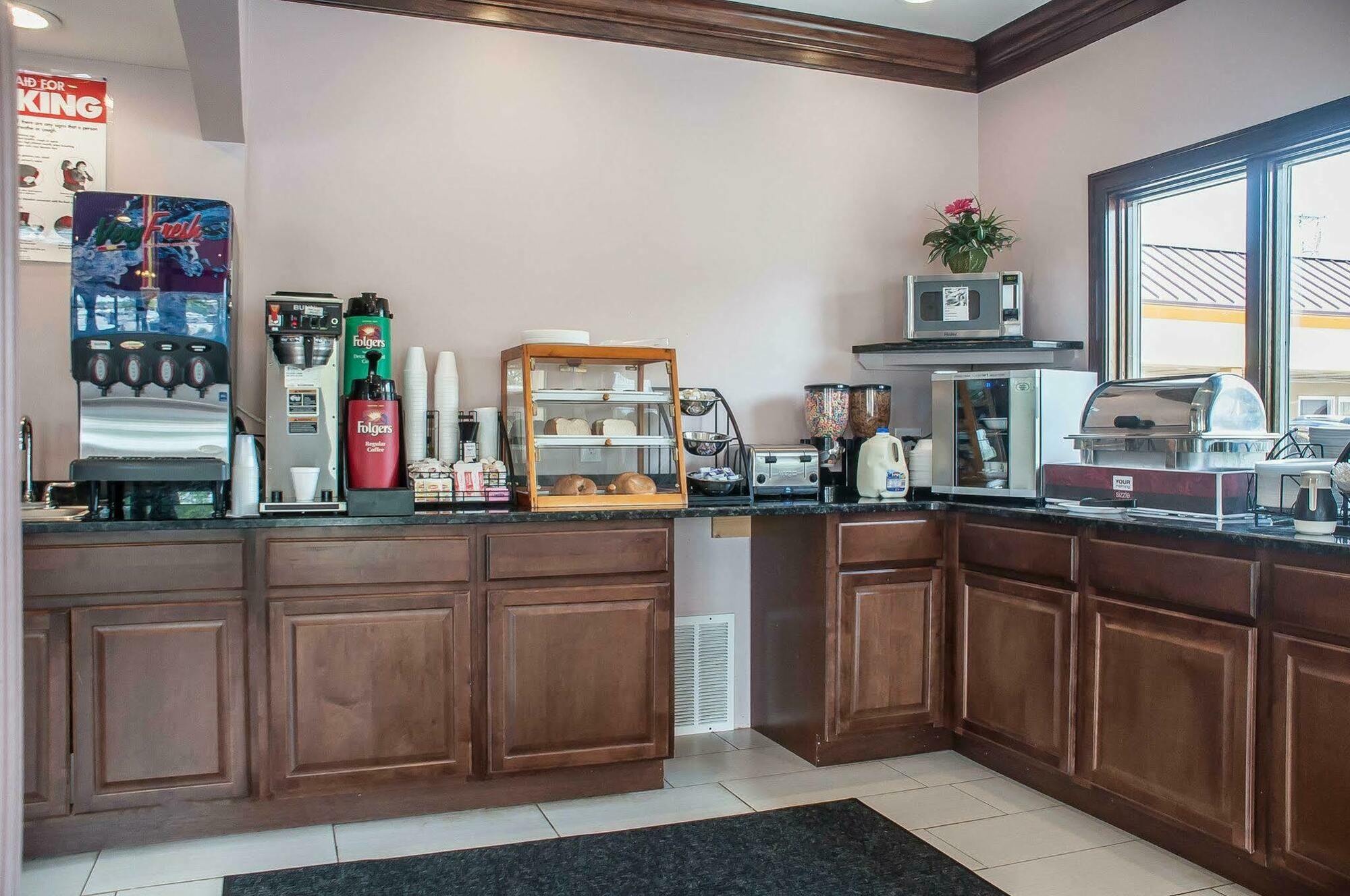 Amherst Inn & Suites Екстериор снимка